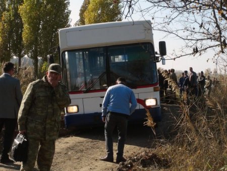 NATO uzmanlarını taşıyan otobüs çamura takıldı