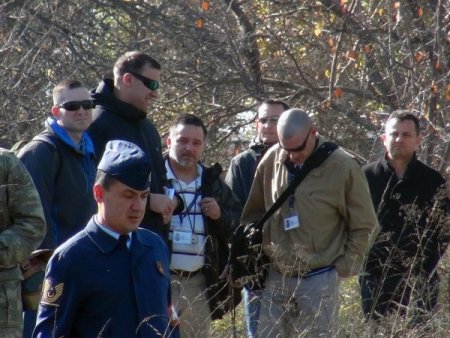 NATO uzmanlarını taşıyan otobüs çamura takıldı