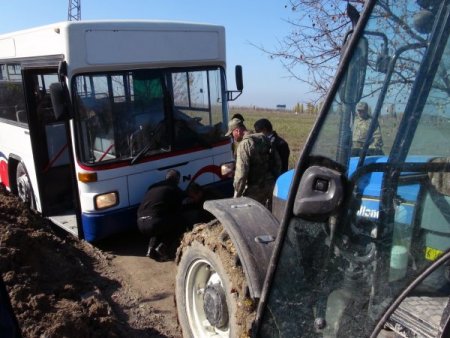 NATO uzmanlarını taşıyan otobüs çamura takıldı