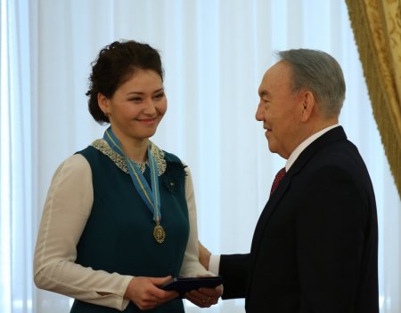 Nazarbayev, 32 yaşında 7 çocuk sahibi olan anneyi ödüllendirdi