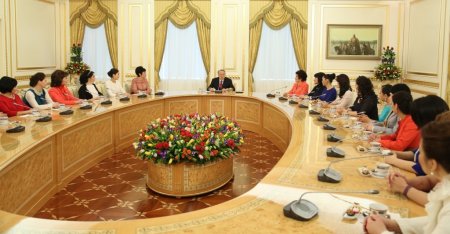 Nazarbayev, 32 yaşında 7 çocuk sahibi olan anneyi ödüllendirdi