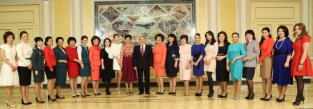 Nazarbayev, 32 yaşında 7 çocuk sahibi olan anneyi ödüllendirdi