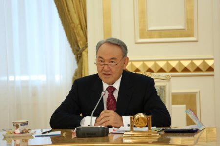 Nazarbayev, 32 yaşında 7 çocuk sahibi olan anneyi ödüllendirdi
