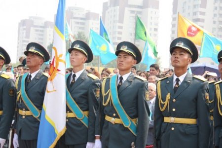 Nazarbayev, Genç Subaylara Rütbelerini Taktı