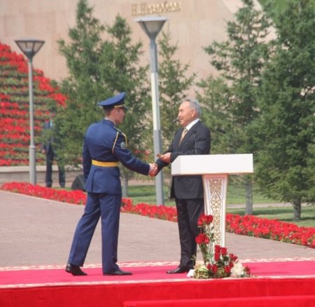 Nazarbayev, Genç Subaylara Rütbelerini Taktı