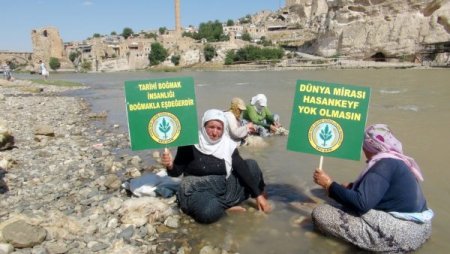 'Nehirler Özgür Aksın' Diye İnsan Zinciri Oluşturup Dicle Nehri'ne Atladılar