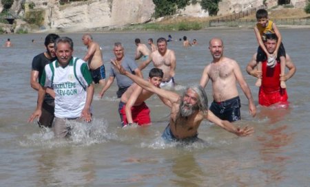 'Nehirler Özgür Aksın' Diye İnsan Zinciri Oluşturup Dicle Nehri'ne Atladılar