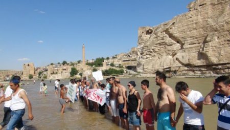'Nehirler Özgür Aksın' Diye İnsan Zinciri Oluşturup Dicle Nehri'ne Atladılar