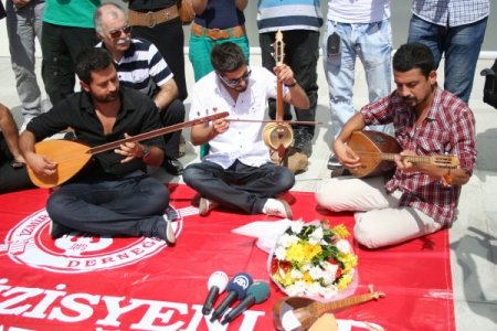 Neşet Ertaş'a hastane önünde konser