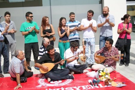 Neşet Ertaş'a hastane önünde konser