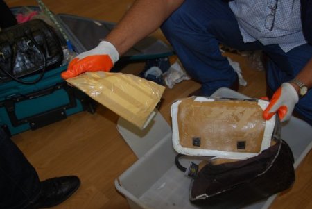 Nevresime sarılan kokain, polisin gözünden kaçmadı