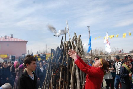Nevruz ateşi yakıldı, barış güvercinleri uçuruldu
