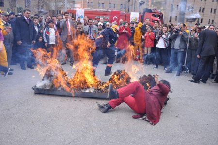 Nevruz ateşinden atlarken çarpışan kadının saçları yandı