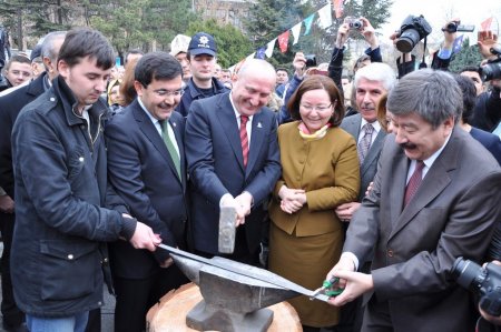 Nevruz ateşinden atlarken çarpışan kadının saçları yandı