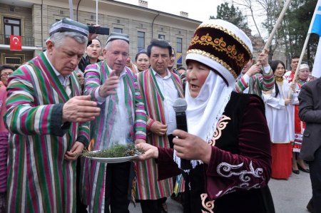 Nevruz ateşinden atlarken çarpışan kadının saçları yandı