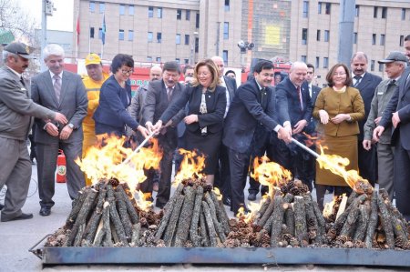 Nevruz ateşinden atlarken çarpışan kadının saçları yandı
