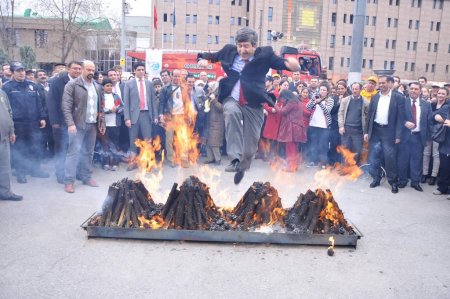 Nevruz ateşinden atlarken çarpışan kadının saçları yandı