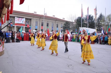 Nevruz ateşinden atlarken çarpışan kadının saçları yandı