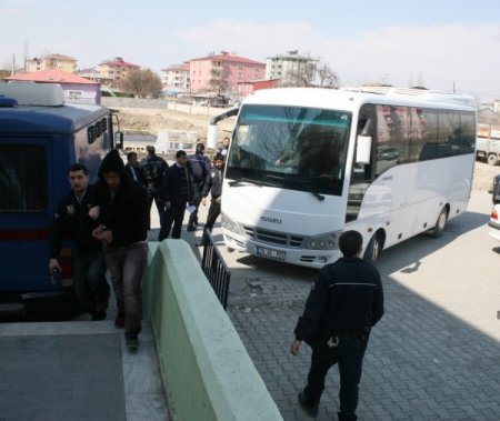 Nevruz Olaylarında Polisle Çatışan 8 Kişi Adliyeye Çıkarıldı