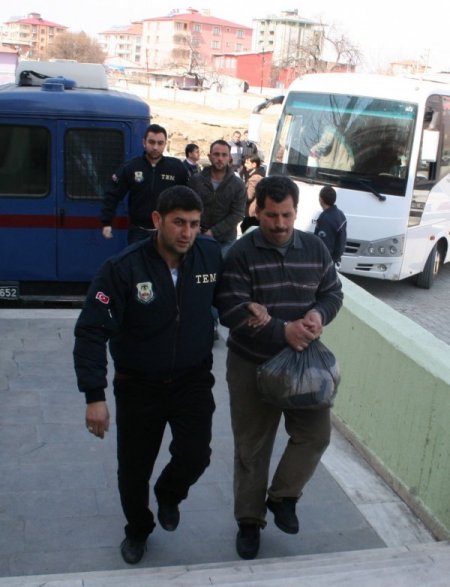 Nevruz Olaylarında Polisle Çatışan 8 Kişi Adliyeye Çıkarıldı