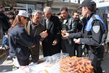Nevruz töreninde polisten çikolata ve tatlı ikramı