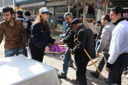 Nevruz töreninde polisten çikolata ve tatlı ikramı