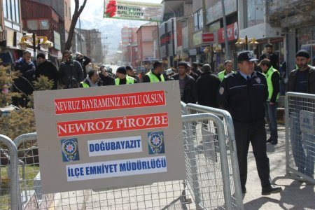 Nevruz töreninde polisten çikolata ve tatlı ikramı