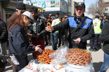 Nevruz töreninde polisten çikolata ve tatlı ikramı