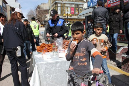 Nevruz töreninde polisten çikolata ve tatlı ikramı