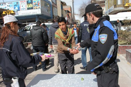 Nevruz töreninde polisten çikolata ve tatlı ikramı