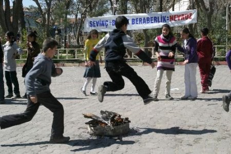 Nevruz'da Demir Dövüldü, Ateş Yakıldı, Halay Çekildi