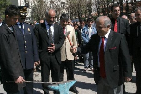 Nevruz'da Demir Dövüldü, Ateş Yakıldı, Halay Çekildi