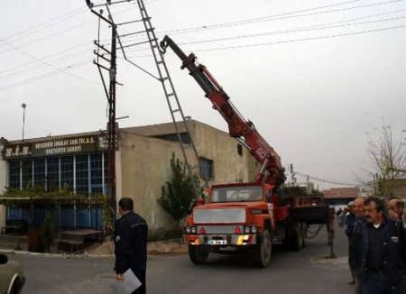 Nevşehir'de Elektrik Tellerini Yer Altına Alan İşçiler Akıma Kapıldı: 2 Ölü Bir Yaralı