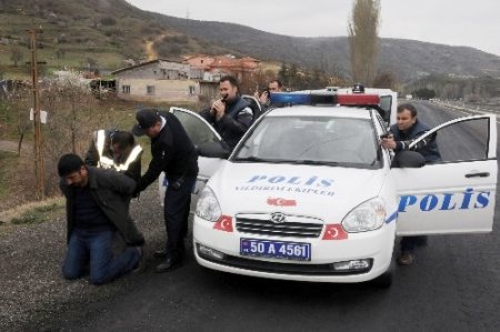 Nevşehir'de kontrol noktasından kaçan otomobil kapanla durduruldu