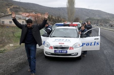 Nevşehir'de kontrol noktasından kaçan otomobil kapanla durduruldu