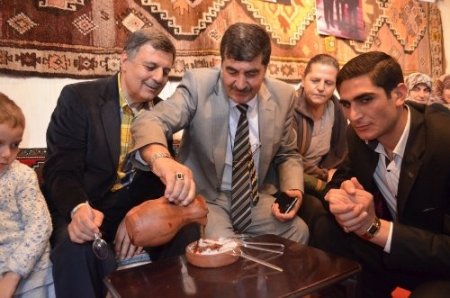 Nevzat Pakdil’e baston hediye edildi