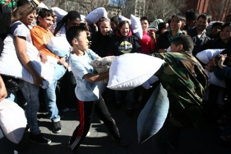 New York, yastık savaşı ile beyaza büründü