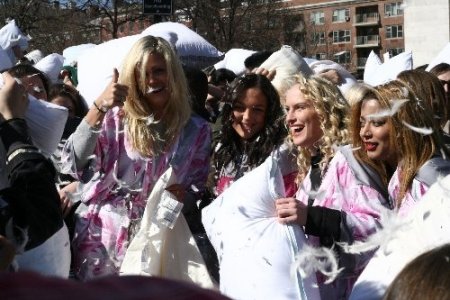 New York, yastık savaşı ile beyaza büründü