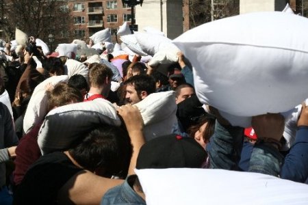 New York, yastık savaşı ile beyaza büründü