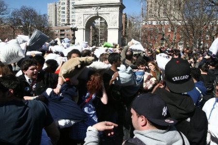 New York, yastık savaşı ile beyaza büründü