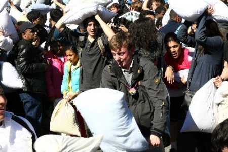 New York, yastık savaşı ile beyaza büründü