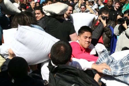 New York, yastık savaşı ile beyaza büründü