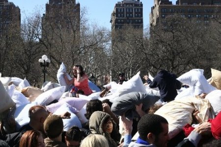 New York, yastık savaşı ile beyaza büründü