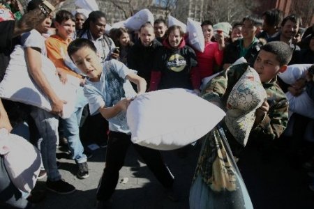 New York, yastık savaşı ile beyaza büründü