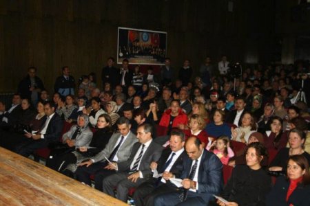Nida Tüfekçi Korosu yılın son konserini verdi