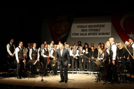 Nida Tüfekçi Korosu yılın son konserini verdi
