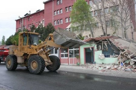 Niğde Belediyesi, Şehir Merkezinde Metruk Binaları Kaldırıyor