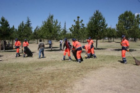 Niğde Belediyesi Kent Ormanı'nı Temizliyor