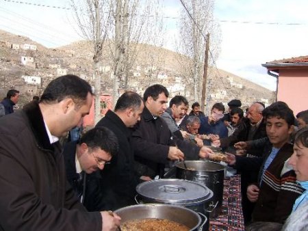 Niğde Ufuk Memurlar Derneği, 750 Kişiye Aşure Dağıttı