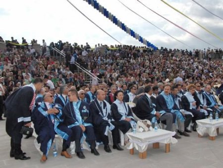 Niğde Üniversitesi'nde Mezuniyet Coşkusu